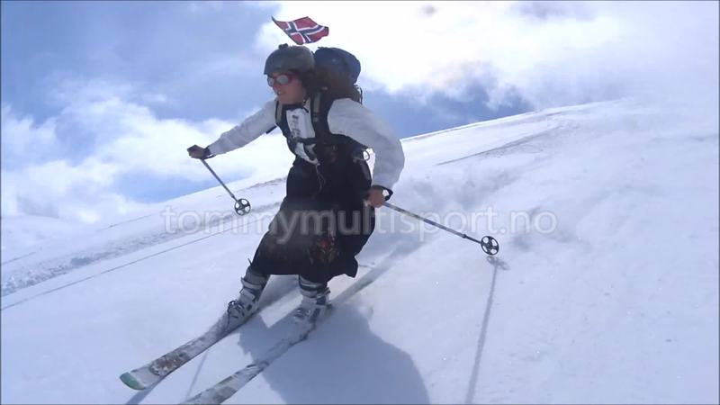 Setersjente reser nedover på ski i bunad