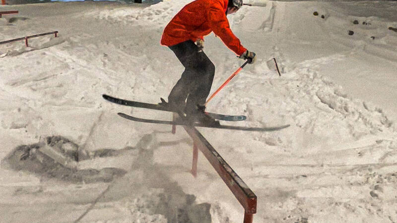 Benjamin Forthun på ski i skateparken.