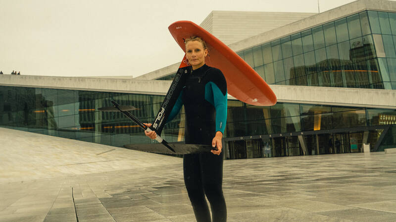 Surfer foran operahuset i Oslo